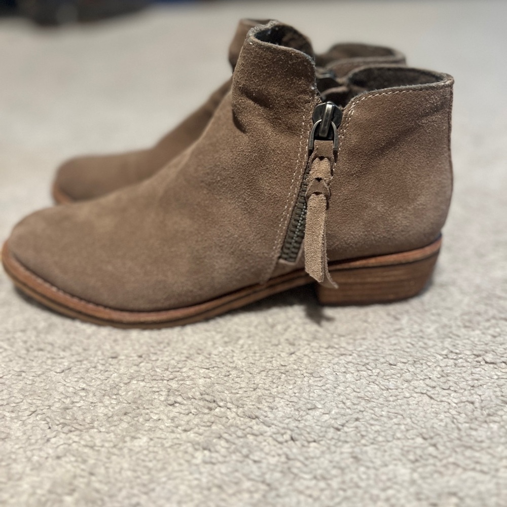 Dolce Vita Suede Low Heel Chelsea taupe 7.5 boots